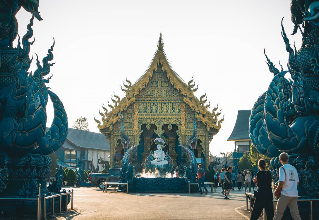 free-photo-of-view-of-blue-temple-in-chiang-rai